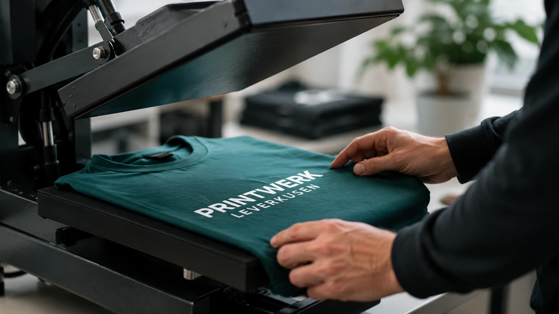Dunkelgrünes Shirt auf einer Druckpresse